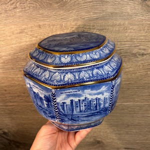 Caixa de chá Wade Ringtons azul cobalto e branco vintage dos anos 2000 | Pote de biscoitos com tampa hexagonal | Castelos ingleses colecionáveis do milênio dos anos 2000