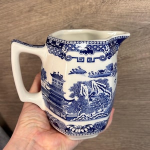 Jarra hexagonal azul cobalto y blanca con diseño de sauce de Ringtons Ltd., de la marca Vintage Tea Merchants de Newcastle upon Tyne. Inspirada en la jarra &quot;Maling&quot; de los años 30