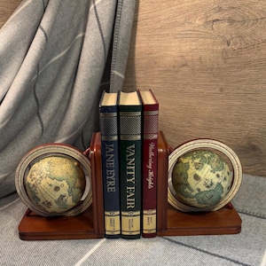 Fermalibri in legno marrone con globo girevole vintage, realizzati a Taiwan / Geografia retrò e decorazioni da viaggio / Mappe della vecchia scuola, oggetti da collezione