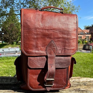 Mochila y bolso bandolera vintage de cuero marrón tostado hecho a mano / Mochila grande desgastada de cuero genuino / Bolso bandolera grande con bolsillos