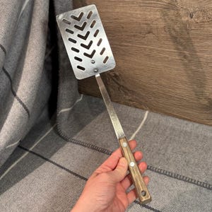 Vintage 1960s Everbest Foreign Stainless Steel Wooden Handle Slotted Spatula | 60s Retro Kitchenalia | Flipping & Lifting Kitchen Utensils