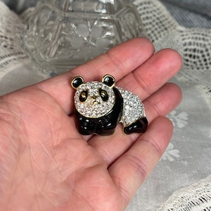Vintage firmado KJL Kenneth Jay Lane tono dorado cristal transparente Panda broche Pin