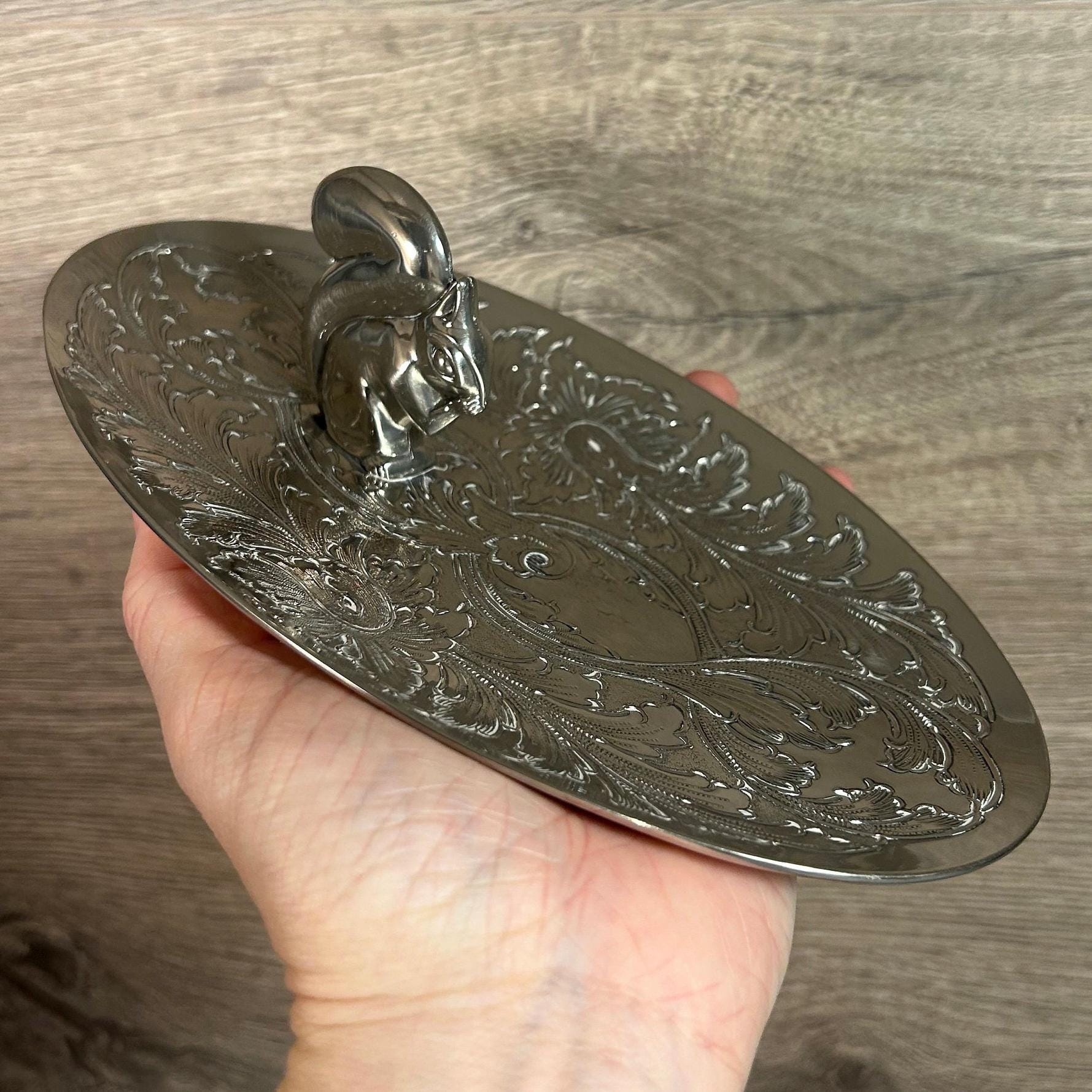 ヴィンテージ シルバー メッキ 重厚な楕円形のリスと華やかな葉の