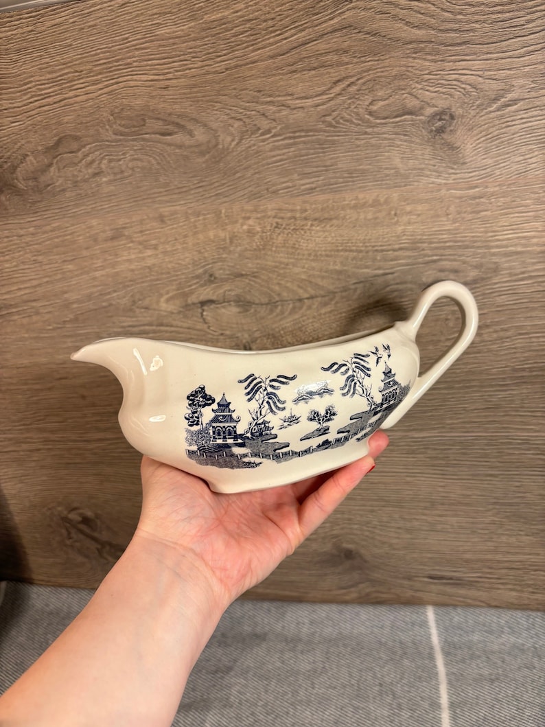 Vintage Old Willow Heron Cross Pottery Dark Navy Blue & White Gravy Sauce Boat Made in England Traditional English Kitchenalia Collectible zdjęcie 1
