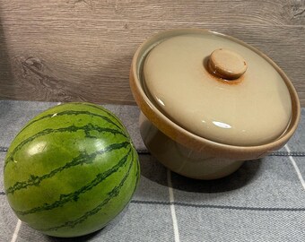 Cacerola de cerámica de estilo rústico de mediados de siglo, grande y pesada, con tapa, de color beige oxidado, para uso familiar, estilo rústico Kitchenalia