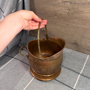 Seau à cendres vintage Peerage en cuivre et laiton, fabriqué en Angleterre | Accessoires de cheminée rustiques | Présentoir de rangement pour charbon de style Mid-Century Modern