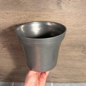 Maceta redonda de cerámica gris plateada con acabado peltre vintage para interiores / Artículos esenciales para jardineros y botánicos / Jardinería para plantas, flores y macetas