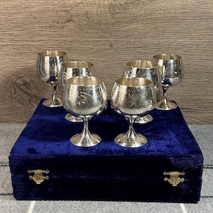 Vintage Mid Century EPNS Versilberte handgeätzte Barware Stielbecher in großer Kobaltblauer Samtbox | MCM Bar und Getränke Servierwagen