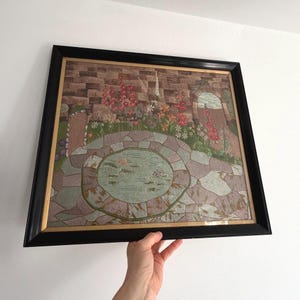 Tapiz de patchwork bordado a mano con flores y estanque de estilo vintage, enmarcado y de gran tamaño / Artículos de colección británicos y antigüedades