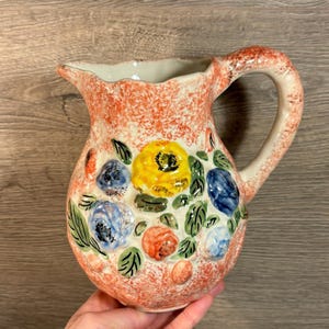Jarrón floral vintage pintado a mano / Jarra de cerámica con esponja roja y flores abstractas en relieve / Objetos de colección para decoración del hogar de floristas y jardineros