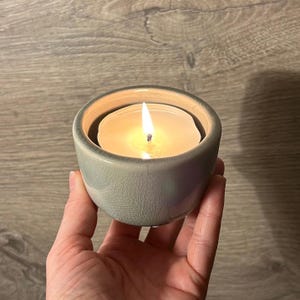 Preloved minimalistische Scandinavische handgemaakte keramische kunst grote theelichthouders | Paar Deense neutrale kandelaars van Broste Copenhagen