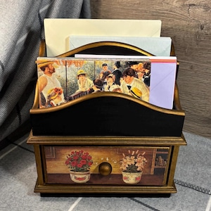 Porta-cartas de mesa vintage em madeira maciça dourada com gaveta na base | Decoração floral feminina para escritório | Colecionáveis da Lady's Library