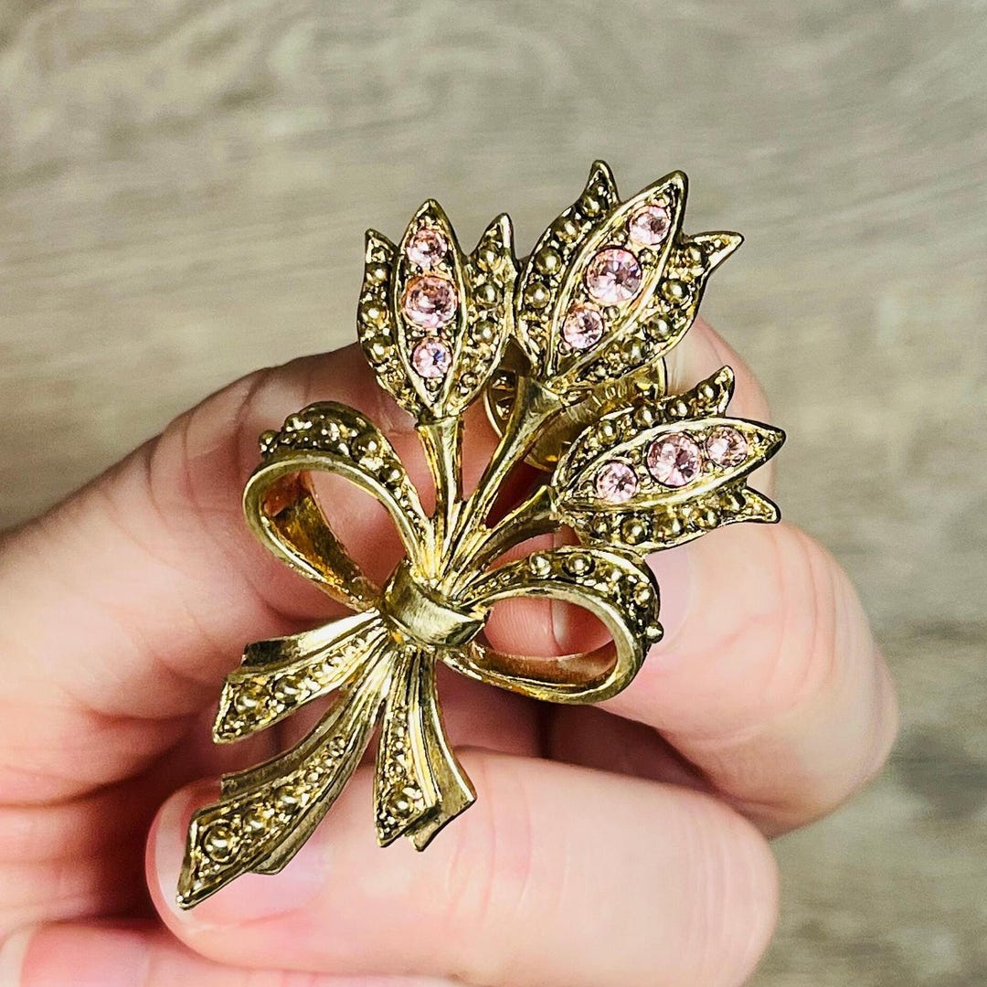 Ancienne broche bouquet en métal doré et strass bleus années