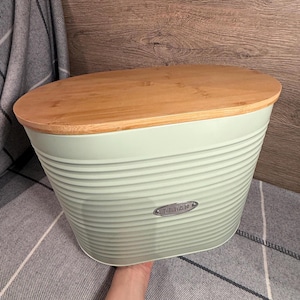 Contenitore per il pane grande in metallo a coste color verde salvia pastello, usato, con targhetta e coperchio in bambù / Accessori essenziali per la cucina in stile country