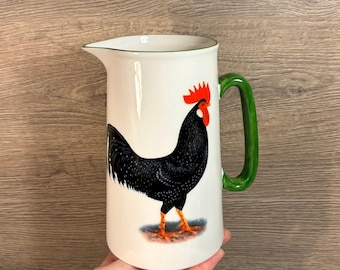 Vintage Staffordshire assoziierte Töpfer 13 schwarzer Hahn & Henne Keramikkrug mit handbemaltem traditionellem grünem Griff | Bauernhof Tiere