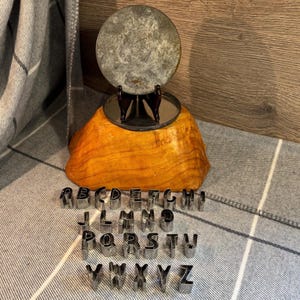 Cortadores de letras vintage con la letra K faltante. 25 formas de letras en lata antigua redonda. Artículos de colección de repostería retro. Letras para manualidades y repostería.