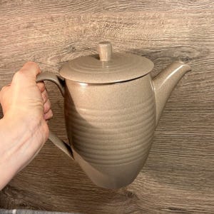 ヴィンテージ ジョンソンブラザーズ イングランド 1883年創業 ヘッセングレー ストーンウェア 1.1リットル コーヒーティーポット | イギリス伝統のキッチン用品 | ティーパーティー用ティーポット