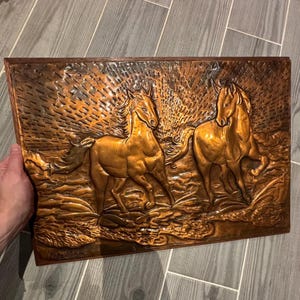 Vintage Ruby Nicklin handgemaakt gehamerd koper groot paard muur hangend | Handgeslagen goudkleurige metalen reliëfkunst ruiterkunst | MCM-decor