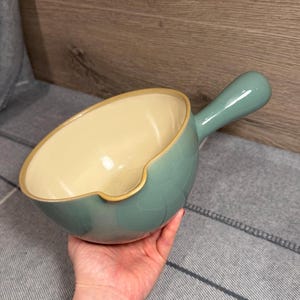 Caçarola/Panela Vintage Denby Manor em Cerâmica Verde, Capacidade 2 Pintas, com Alça, Fabricada na Inglaterra | Utensílio de Cozinha Tradicional Inglês Icônico do Meados do Século