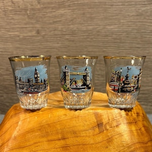 Vintage 1960s London Landmark Gilded Souvenir Barware Shot Glasses- Zestaw 3 | Retro British Bar Cart Essentials | Akcesoria do wózków barowych MCM