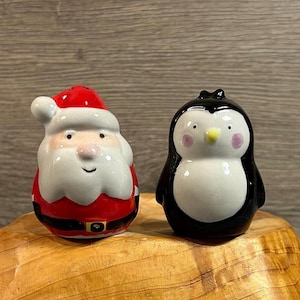 Saliera e pepiera vintage in ceramica con Babbo Natale e pinguino / Servizio da tavola festivo e stravagante a tema Babbo Natale / Divertente decorazione per la tavola delle feste