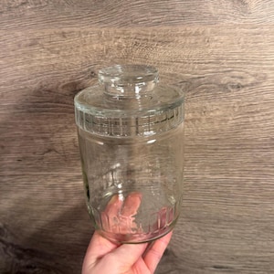 Puede incluir: Un juego de tres cuencos de cerámica anidados en tonos azules, verdes y blancos. Los cuencos presentan un esmalte moteado y un diseño sencillo y moderno. El cuenco más grande mide unos 15 cm de diámetro.