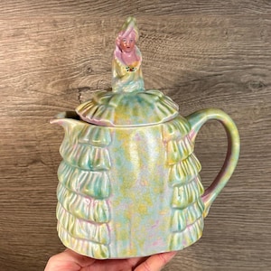 Vestido de crinolina victoriano Sadler's 'Ye Daintee Ladyee' vintage de la década de 1930, tetera para dama, verde pastel y violeta, objeto de colección para fiestas de té inglés