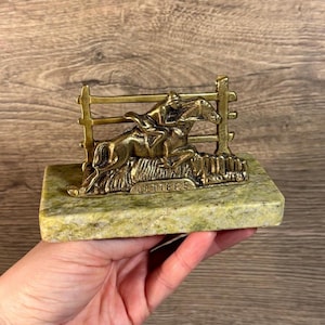 Portacartas de latón con base de mármol verde vintage, puerta de valla rústica y caballo al galope / Portacartas rápido para carreras de caballos Jockey de MCM