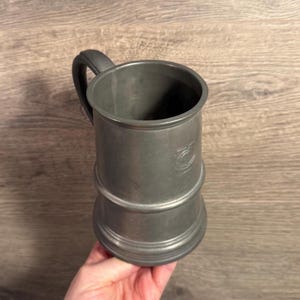 Zabytkowy kufel TCC Monogram Manor Pewter z 2039 roku, wyprodukowany w Anglii | Kolekcjonerskie angielskie naczynia barmańskie ze szklaną podstawą | Stary, zużyty, długi pojemnik na zapałki