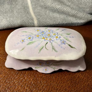 Prato de bugigangas vintage de cerâmica pintada à mão com flores em tons pastel roxo e tampa