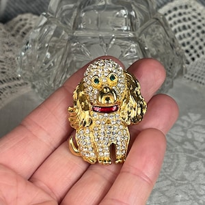 Vintage firmado KJL Kenneth Jay Lane Gold Tone Clear Crystal Cocker Spaniel Puppy Dog Brooch Pin