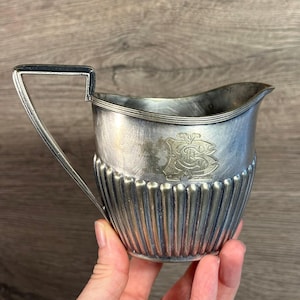 Vintage Antique Demi-Reeded Neo klassischer eckiger Griff versilbert mit Monogramm Milchkännchen | Traditionelle Englische Sammler Kunst Kitchenalia