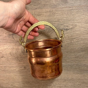 Maceta vintage de cobre y latón con asa oscilante pequeña, hecha a mano, macetero de cubo pequeño hecho a mano, soporte rústico para papelería, organizador de escritorio