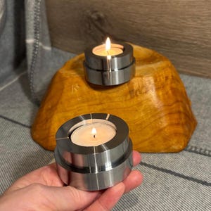 Preloved Menu Design Vea by Pernille Vea Massiver Teelichthalter aus massivem silberfarbenem Metall - 2er Set | Dänische Dekoration & Skandinavische Sammlerstücke