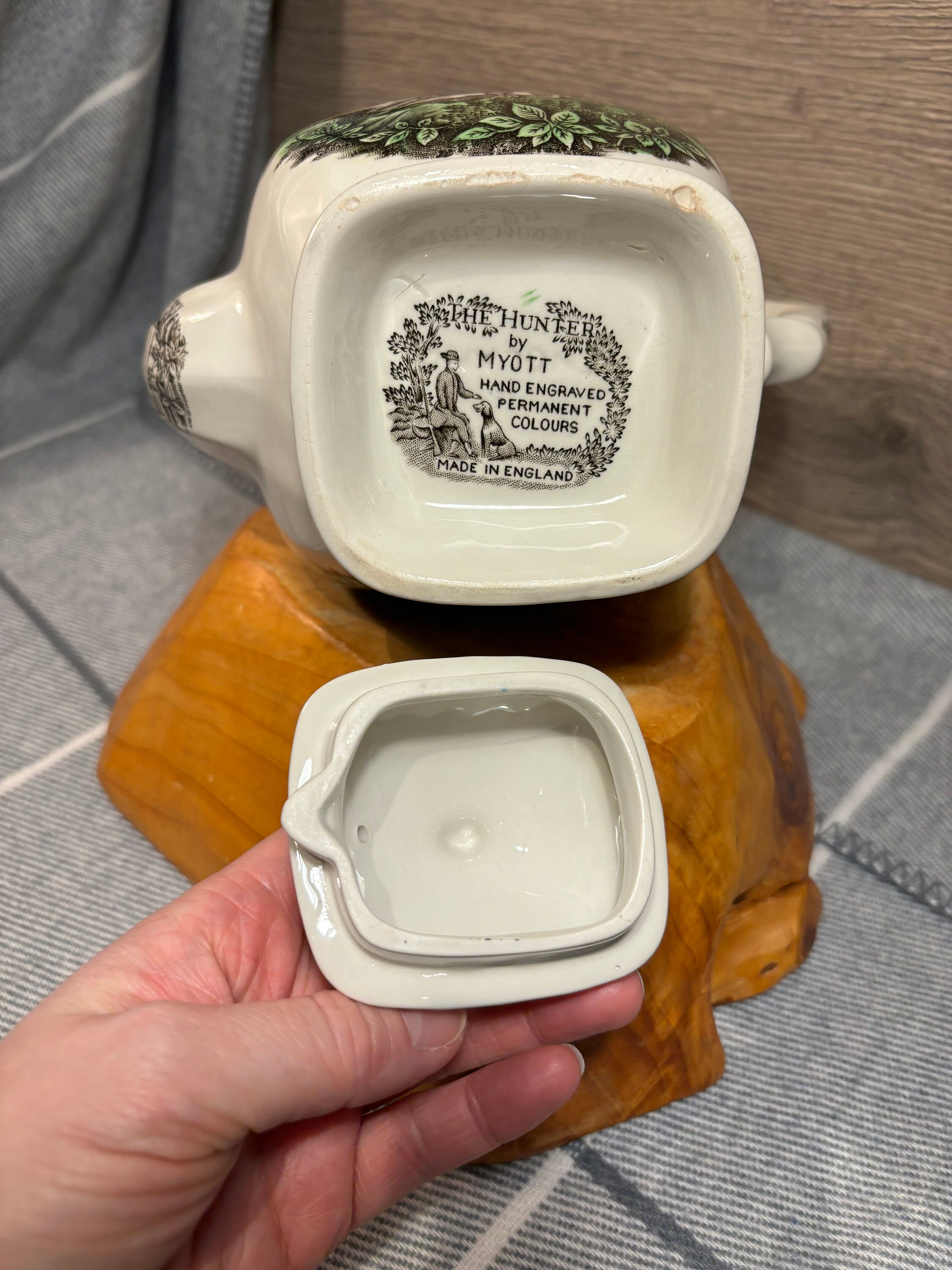 イギリス製のヴィンテージ Myott The Hunter 手描き 古美術 骨董 Vintage 'the Hunter' by Myott Brown and White Teapot Circa 1950s