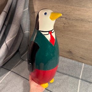 Grande scultura vintage di un elegante pinguino dipinta a mano / Cardigan verde smeraldo, cravatta rossa e pantaloni da uomo / Orologio da polso e uccelli indaffarati