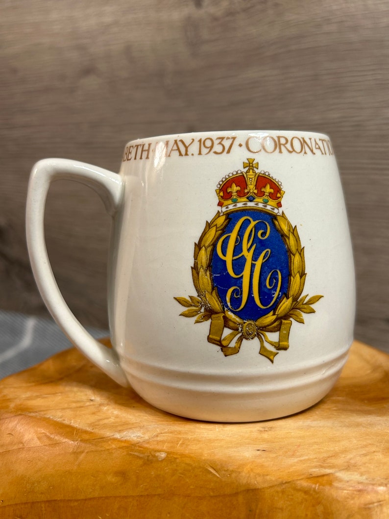 Vintage King George VI Queen Elizabeth Coronation May 1937 Official Collectible Tea Coffee Mug Made in England Monarch's Dieu et mon droit image 2