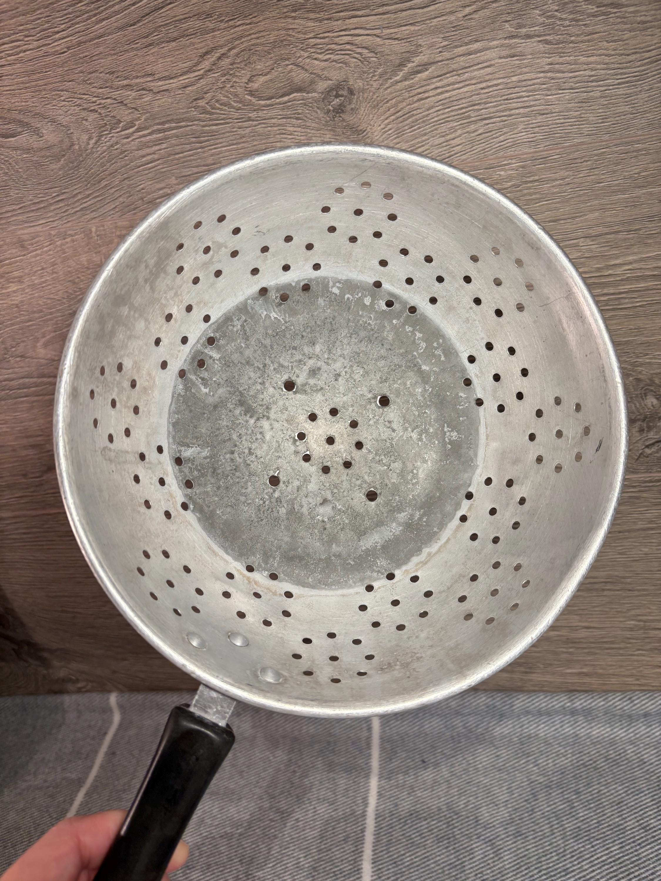 ヴィンテージアルミ製コランダー（黒プラスチックハンドル付き）｜古く