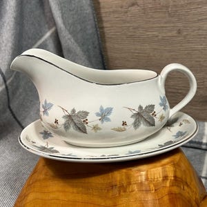Vintage Ridgway Vinewood White Mist Staffordshire Gravy Sauce Boat with Underplate | Mid Century Kitchenalia | Autumnal Leaves & Berries