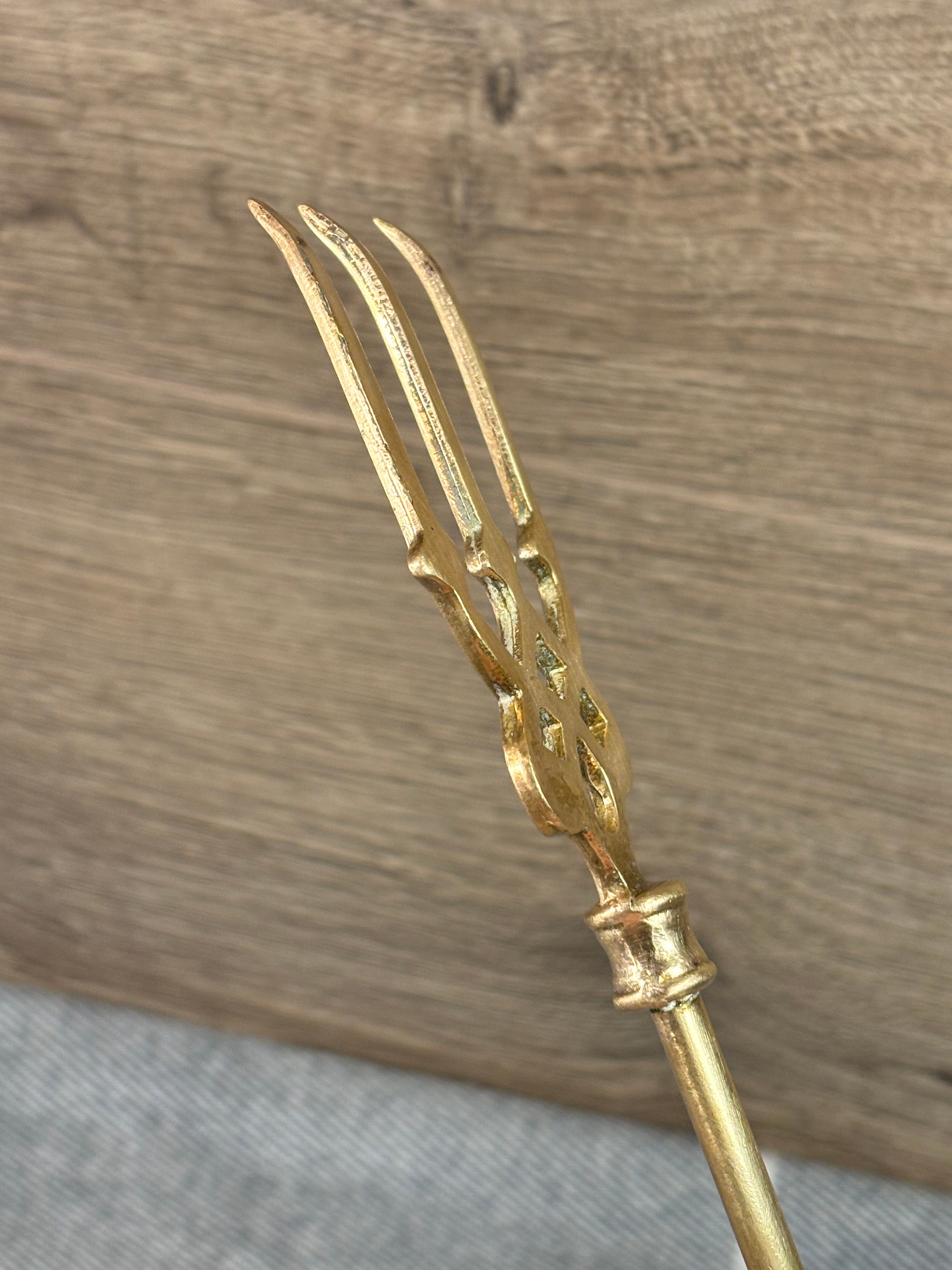 Ancienne Fourchette En Laiton Pour Cheminée, Manche Avec Scène De Chasse à Courre