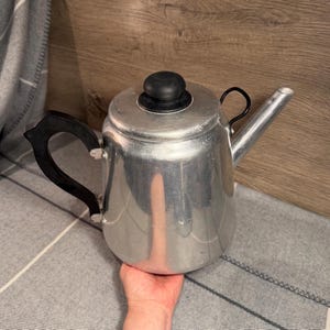 Hervidor de aluminio XXL vintage con mango de baquelita / Ideal para preparar té en una cantina inglesa / Decoración de estilo retro de mediados de siglo / Utensilios de cocina retro para hostelería