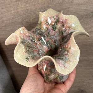 Vintage Sammler OOAK Keramik Studio Kunst Keramik irisierende Luster gesprenkelte gewellte Free Flow gerippte Rüschenrand schillernde zierliche Vase