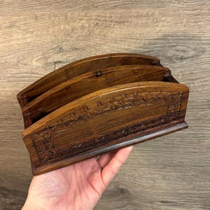 Portacartas de madera marrón tallado a mano de estilo indonesio vintage / Estante para correspondencia Fabricado en Indonesia / Sudeste asiático Organizador de escritorio de oficina con diseño floral