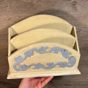 Estante para cartas de madera vintage con volutas de acanto, estilo shabby chic. Accesorios de oficina de estilo relajado. Organizador de escritorio en tonos pastel azul y amarillo.
