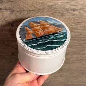 Tarro de porcelana inglesa redondo con tapa de St James's Clipper Ship Flying Cloud Off Tuskar Light de A G Hackney & Co / Barcos de vela