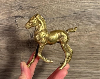 Estatua vintage de potro bebé de latón macizo / Estatuilla / Decoración ecuestre para el hogar / Ponis, caballos y artículos de latón para equinos.