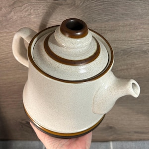 Tetera grande y pesada vintage de mediados de siglo, de avena moteada, con torno de alfarero de David Yorath, de Denby. Coleccionable, hecha a mano, artículos de cocina ingleses.