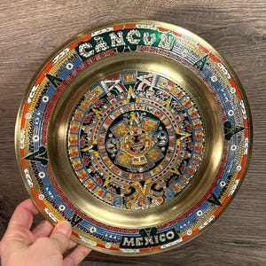 Placa colgante adornada de metal dorado vintage de latón y esmalte multicolor brillante de Cancún, México / Placa colgante para decoración de pared / Arte azteca