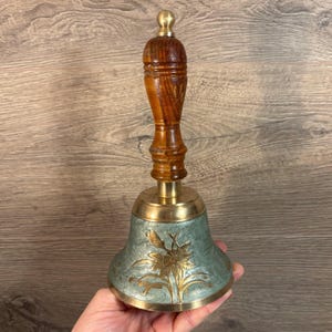 Vintage emaillierte Messing Schreibtischglocke mit Holzgriff | Hand gehalten hoher pastellgrüner Blumenempfang Wesentlich | MCM Retro Eyecatcher