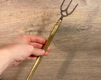 Tenedor telescópico extensible de latón victoriano vintage para tostar malvaviscos con mango largo. Decoración rústica de estilo inglés.